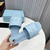 Femmes d'été pantoufle Sqaure Toe Véritine en cuir matelassé Mule Triangle Boucle Top Quality Designer Sliders