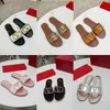 2022 Sandalen Marke Designer Leder Kollokation Strass Schnalle Casual Sommer Outdoor Mode Luxus Damen Sandalen Hohe Qualität Flache Strandschuhe 35-43