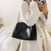 Зимняя женская сумка 2022 Новая простая цепная мода на плечо большая мощность мягкая кожаная сумочка