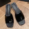 Top slippers damesontwerper klassieke lage hak 4,5 cm hoogwaardige patentleer bovenste echte buitenzool strandschoenen vrouwen flip flop rubber muildieren luxe loafers