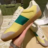 2022 najnowsze niemieckie buty treningowe damskie męskie obuwie trampki brudne buty płaskie skórzane litery czerwone i zielone paski sneaker zasznurować rozmiar 35-45