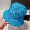 여성을위한 여름 밀짚 모자 디자이너 양동이 모자 4 색 Luxurys Sunhats Holiday Beanies 모자 Fashion Strawhat Braid Cap