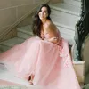 Abiti Quinceanera rosa carini Bateau Neck senza spalline Appliques di perline Senza maniche Pizzo Ruffles Ball Gown Prom Dresses 3D Flower Calf Lunghezza Abito da sera Vestidos De