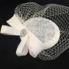 Sinamay Bow Disc Fascinator Hat Retro Style Bröllopshår smycken Netted Crystal Beading Fascinators Hårtillbehör med blommor