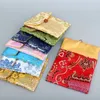 10pcs mais recente quadrado pequeno Bolsa de jóias de jóias de seda de seda bolsas de embalagem de embalagem bolsas de pulseira Bolsas de armazenamento chinês Bolsa de sorte para mulheres bolsas de moeda