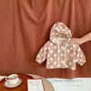 Bebé niños chaqueta impresa de dibujos animados niños pequeños niñas lunares amor corazón impreso outwear niños con capucha de manga larga protector solar Q809218502