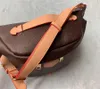 أحدث مصممي Stlye الشهير Bumbag Cross Body Fashion أكياس الكتف الكتف البني حقيبة الخصر الفاخرة مزاج فاني فاني حزمة بوم للجنسين صندوق الصدر