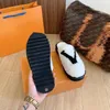 Designer ull tofflor vinter päls fluffig päls varma sandal bokstäver som lever platt botten toffla bekväma kvinnors fritid inomhus mode flip flop sandaler