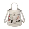 Lyxiga designerväskor Modetrender Tryckt Graffiti Bear Bucket Bag Kvinnlig Handväska Summer Y220802