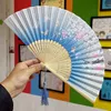 Kinesisk Japansk Silk Folding Fläkt Trä Shank Klassisk Dansfläkt Högkvalitativ Tassel Elegändig Kvinna Fan Heminredning till sjöss