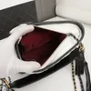 Klassische Einzel-Hobo-Tasche für Damen, gespleißtes Leder, vergoldete Hardware, gesteppt, kariert, Metallkette, Schultergurt mit Buchstaben, große Kapazität, berühmter Luxus