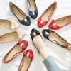 디자이너 샌들 평평한 바닥에있는 결혼식 작은 빨간 신발 패션 보우 낮은 중간 뿌리 여성 싱글 신발 금속 버클 양하 비 슬립 밑창 34-40 상자와