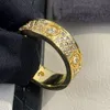 Anello dell'amore con diamante pieno largo 5-6 mm V in oro 18 K che non sbiadisce mai, riproduzioni ufficiali del marchio di lusso Con scatola per coppia di anelli Anello regalo per anniversario di altissima qualità