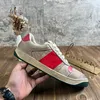 Screener sneakers designer smutsiga casual skor beige smör kvinnor män som kör sneaker vintage läder mode klassisk röd grön randsko storlek 35-45