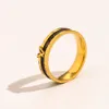 Luxury smyckesdesigner ringer kvinnor 18k guldpläterad rostfritt stål kärlek bröllop leveranser faux läder ring fin snidning fingerring tillbehör zg1208