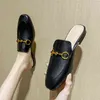 2022 Kvinnor tofflor Real Leather Bag Head Half Slippers Wear Muller Sandaler utanför nya platta botten lata skor sommaren med Horse Rank 220622
