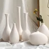 Vasos brancos Decoração da sala Decoração Decoração Decoração de sala de cerâmica e vasos de porcelana para flores artificiais Figuras decorativas 220809