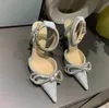 Mach Glitter Silber Pumps Schuhe Schleife Kristall verziert Strass Abendschuhe Stiletto Heels Sandalen Frauen mit Absatz Luxus Designer Knöchelriemen Kleidschuh