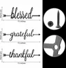 Schilder mit dem Wort „Thankful Grateful Blessed“ aus Metall für die Wand. Schilder mit dem Wort „Pfeil“ aus schwarzem Metall