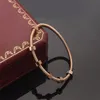 2023 Merk Klassieke Manchetarmband voor Vrouwen Gepersonaliseerde Schroef Designer Armband Mode Paar 18K Goud Roestvrij Stalen Armband voor Mannen