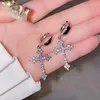 Hoop Huggie Female Fashion Crystal Cross أقراط الكلاسيكية الفضية الزفاف الزفاف الساطع الزركون الأبيض للنساء المجوهرات