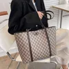 2022 New Women’s Duoqintuote European and American American Simple Contraving Contraving Bag One Counter CATTER