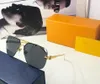 Yeni Erkek Tasarımcı Metal Güneş Gözlüğü UV400 Basit Kare Çerçeve Yansıtıcı Ayna 24K Altın Kaplama Kol Çelik Oyulmuş Karakter Dekorasyonu