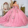 2022 Árabe Sexy Pink Quinceanera Vestres Sweetheart Apliques de renda Crystal Flores florais 3D Tulle Puffy Ball vestido de baile baile de noite vestidos de noite com jaqueta