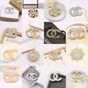 500Style Mix Envoyer Célèbre Design Marque Luxurys Desinger Broche Femmes Strass Perle Lettre Broches Costume Pin Bijoux De Mode Vêtements Décoration Accessoires