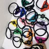 Mehrfarbiges Leder-Dreieck-elastisches Haar-Gummiband für Frauen und Mädchen, niedliche Buchstaben-Haargummis für Geschenkparty