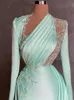 Mint Green Side Split Prom Dresses Applicants veck l￥ng￤rmad aftonkl￤nning skr￤ddarsydd svept￥g kvinnor formell k￤ndis party kl￤nning