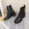 Designer feminino Botas de luxo de luxo Martin Boot ao ar livre tênis planos de couro de inverno 028