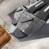 2022SS Damenschuhe Designer Sommer Klassische einfarbige Plateau-Hausschuhe Mode Hochwertiges Lederfutter Runde Zehen Diamant-Accessoire-Sandalen