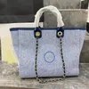 Högkvalitativ designer väska kvinnor väskor klassisk tote blommaslaser totes bländande färg shopping pvc purses transparent totes gelé canvas paket v47