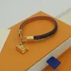 Europa América Estilo de diseñador Señora Mujer Grabado Letra V Hardware de color dorado Estampado redondo Flor Pulsera de cuero Brazalete con 18k5771360