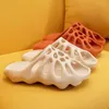 Mode sommarhem nya manliga kvinnliga tofflor eva material mjuk tjock botten höjande inomhus par sandaler