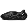 Gratis frakt sneakers skumlöpare tofflor designer glider män kvinnor sandaler skjutreglage pantoufle vit svart glid skumnör med låda