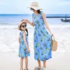 Moderdotterklänning Summer Fashion Printing ärmlösa klänningar för mamma barn som matchar familjekläder T1006 220426