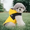 Vestuário para cães elegante capa de chuva de estimação confortável com cobertura de corpo inteiro à prova d'água larga lareira em camadas com capuz em camadas