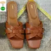 Designer Slipper Tribute Tribute Flat in cinghia in cinghia in pelle Ys Slide Sandals Beach Women Scarpe Amber Nappa Amber Grey Embo9757772