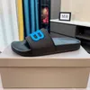 2023 New Paris Alphabet Men e feminino Slippers Non Slip and Durable One Word Beach Loves Outwear Sandals