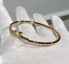 2022 di lusso di qualità v materiale oro braccialetto di fascino braccialetto aperto con diamanti e conchiglia per il regalo di gioielli da sposa da donna con scatola st5082736