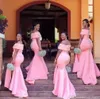 2022 nigerianska afrikanska arabiska rosa sjöjungfrubrudtärnaklänningar Off Shoulder Golvlängd Maid of Honor-klänningar Delade aftonklänningar Plus Size B0324 BM1613