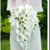 結婚式の花のコレクション偽のカラリリーの谷のユリカスケードブライダルブーケ滝スタイル