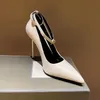 Последняя модная металлическая защелка декоративные насосы обувь заостренные пальцы носки ремешок для овчины женщины роскошные дизайнеры обувь каблуки на каблуках сандалия