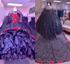 Vintage Sparkly Tulle Noir Quinceanera Robes Charro Avec Cape 2022 Floral Rouge Vert Applique Ruffle Organza Tiered Prom Robe De Bal Sweet 15 Robe 16 Filles