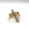 Charme créatif de création de niche de conception de fer bracelet à ressort en or motif en or