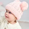 女の赤ちゃん編みビーニーキャップキッドかぎ針編みポンポムビーニーハットダブルファーボール帽子の子供ニットアウトドアスカルキャップ幼児幼児アクセサリーM4189