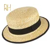 Zomer Vrouwelijke Natuurlijke Stijve Tarwestro Schipper Fedora Top Platte Hoed Vrouwen Strand Platte Rand Cap Met Rode Marine Streep Lint RH 220513337L