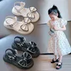 Bow Children Sweet Princess Sandals Versão coreana GIRLA FILDA FATHA 2022 Sapatos de pérolas verão novo vestido não deslizante Sapatos planos G220523